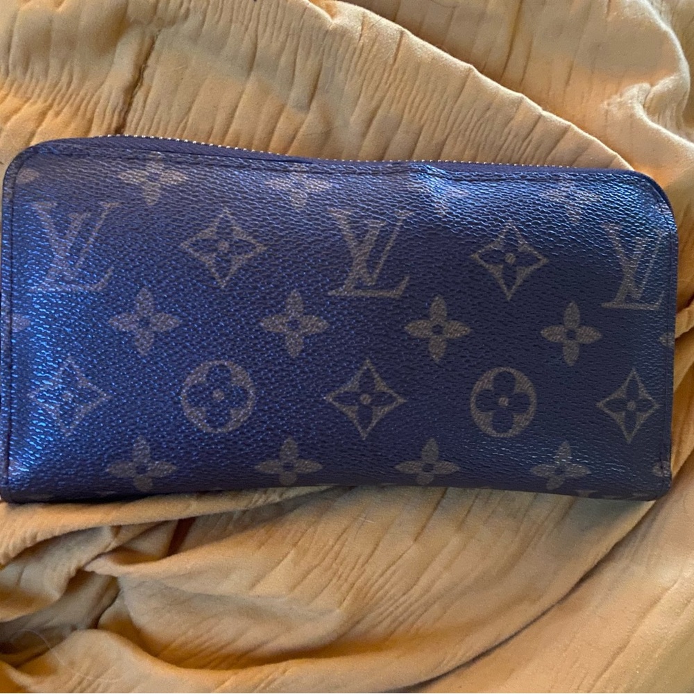 Brown wallet. Used a few times. In excellent condition.